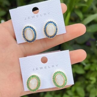 Pendientes delicados de la Madre de Dios con concha y circonita